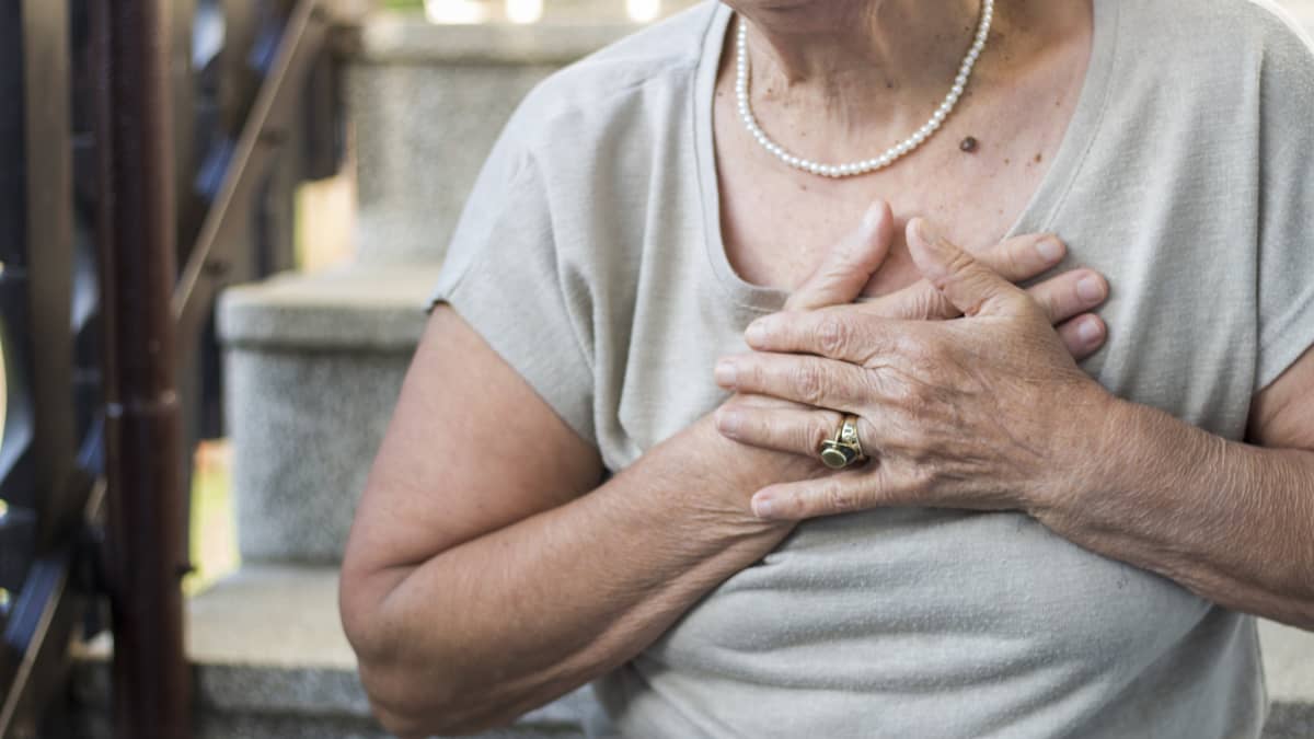 woman experiencing Acute Respiratory Distress Syndrome (ARDS)