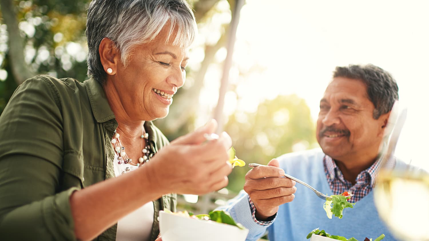 couple eating healthy, in an effort to avoid gastrointestinal cancers