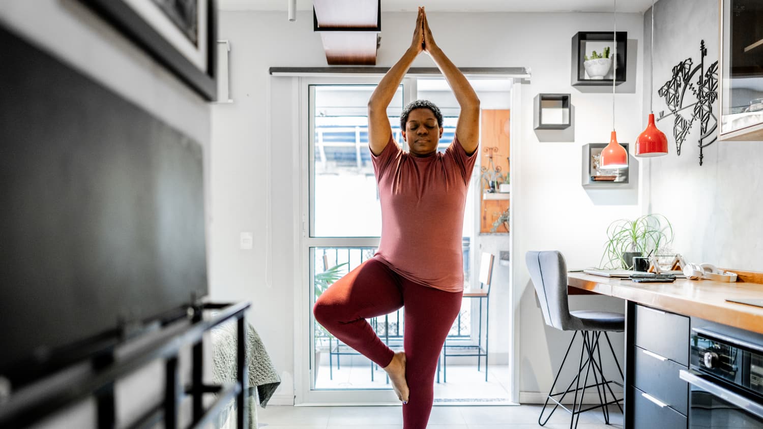 older woman doing yoga to prevent osteoporosis