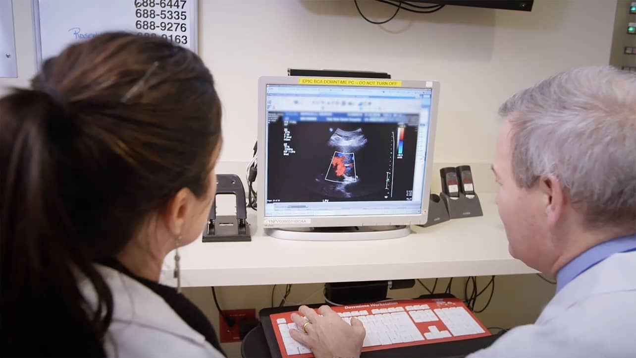 doctors at a computer, discussing living organ donation