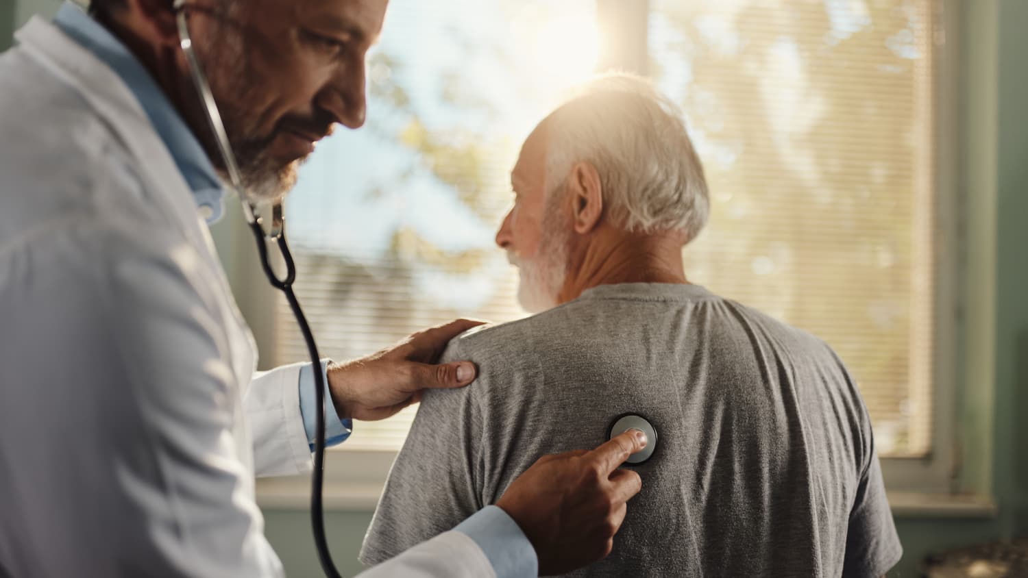 doctor listening for Bronchitis