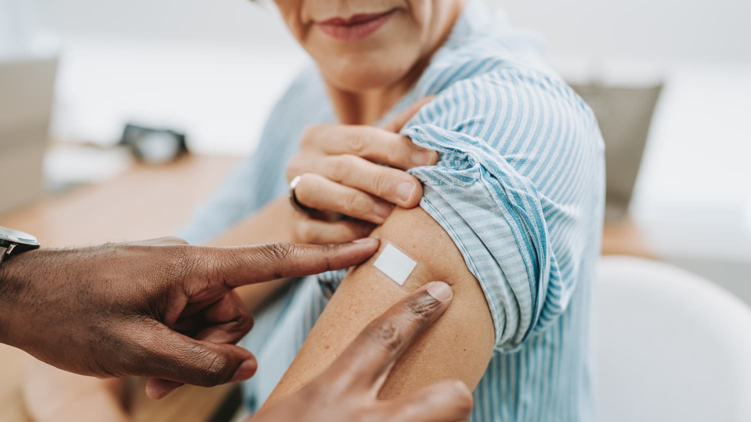 older woman getting pneumococcal vaccine for pneumonia
