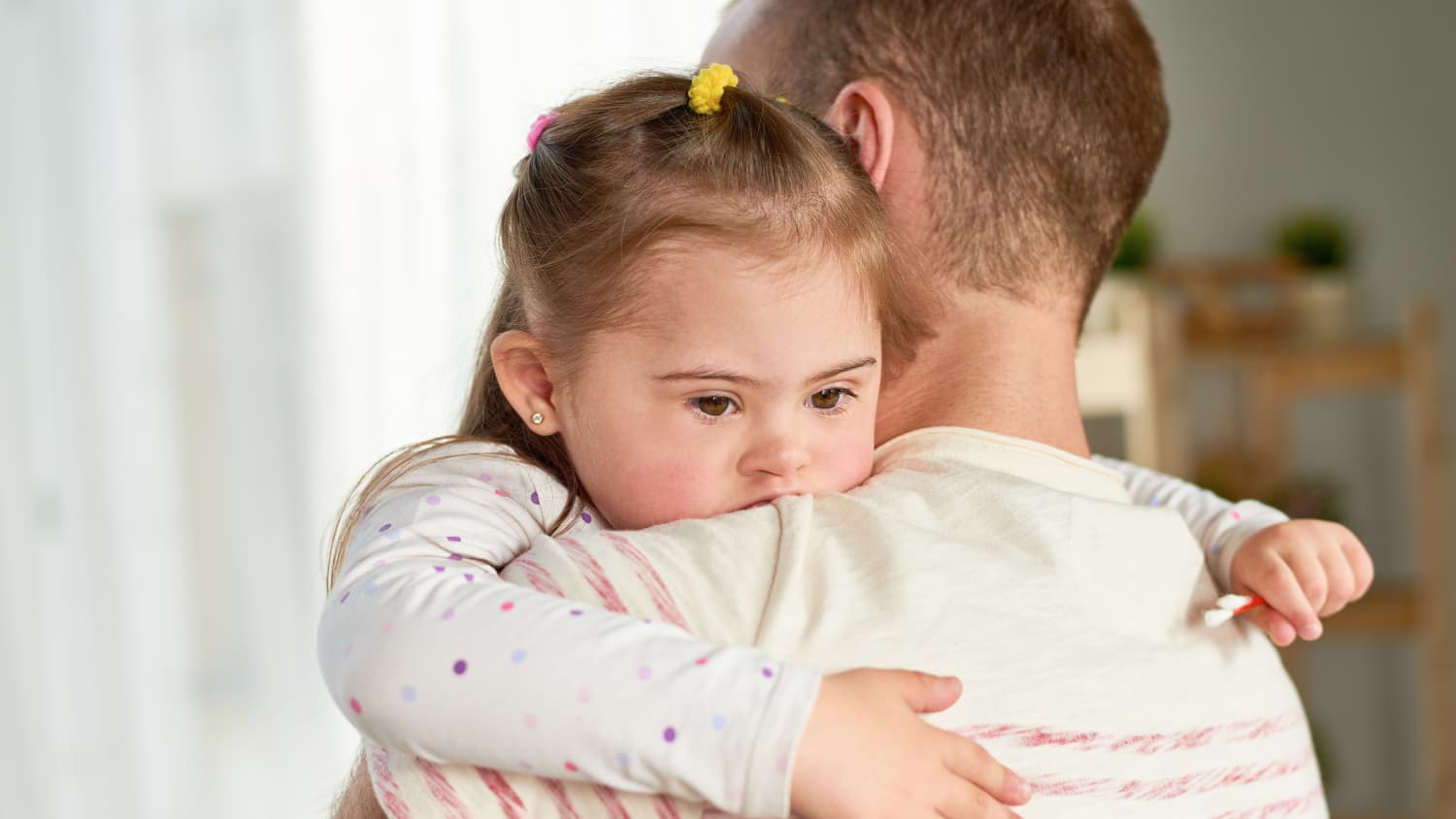 A woman hugs a young girl who possibly has a penicillin allergy