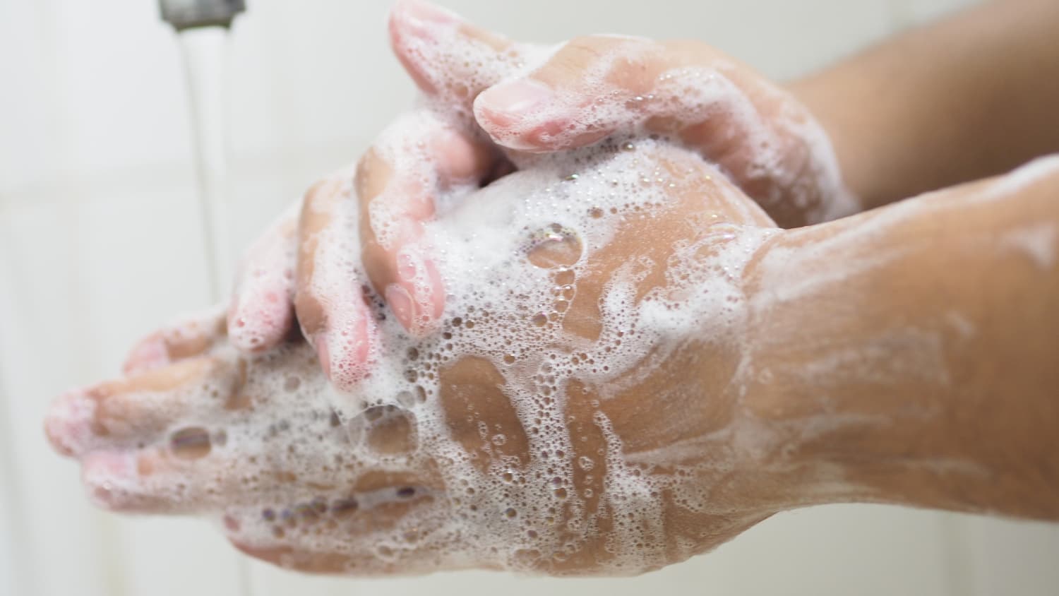 washing hands to prevent spread of COVID-19