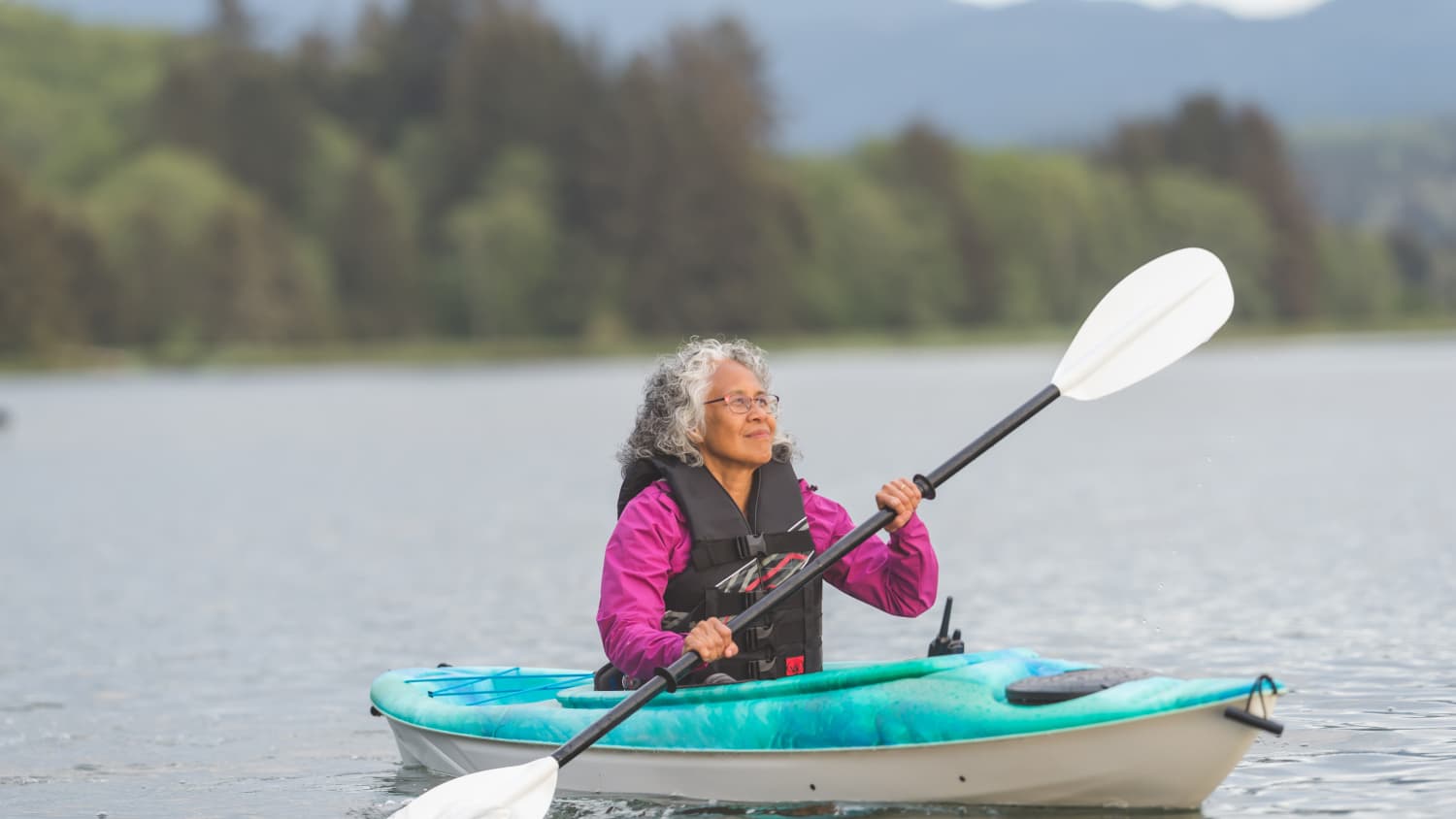 woman kayaks despite her psoriasis arthritis