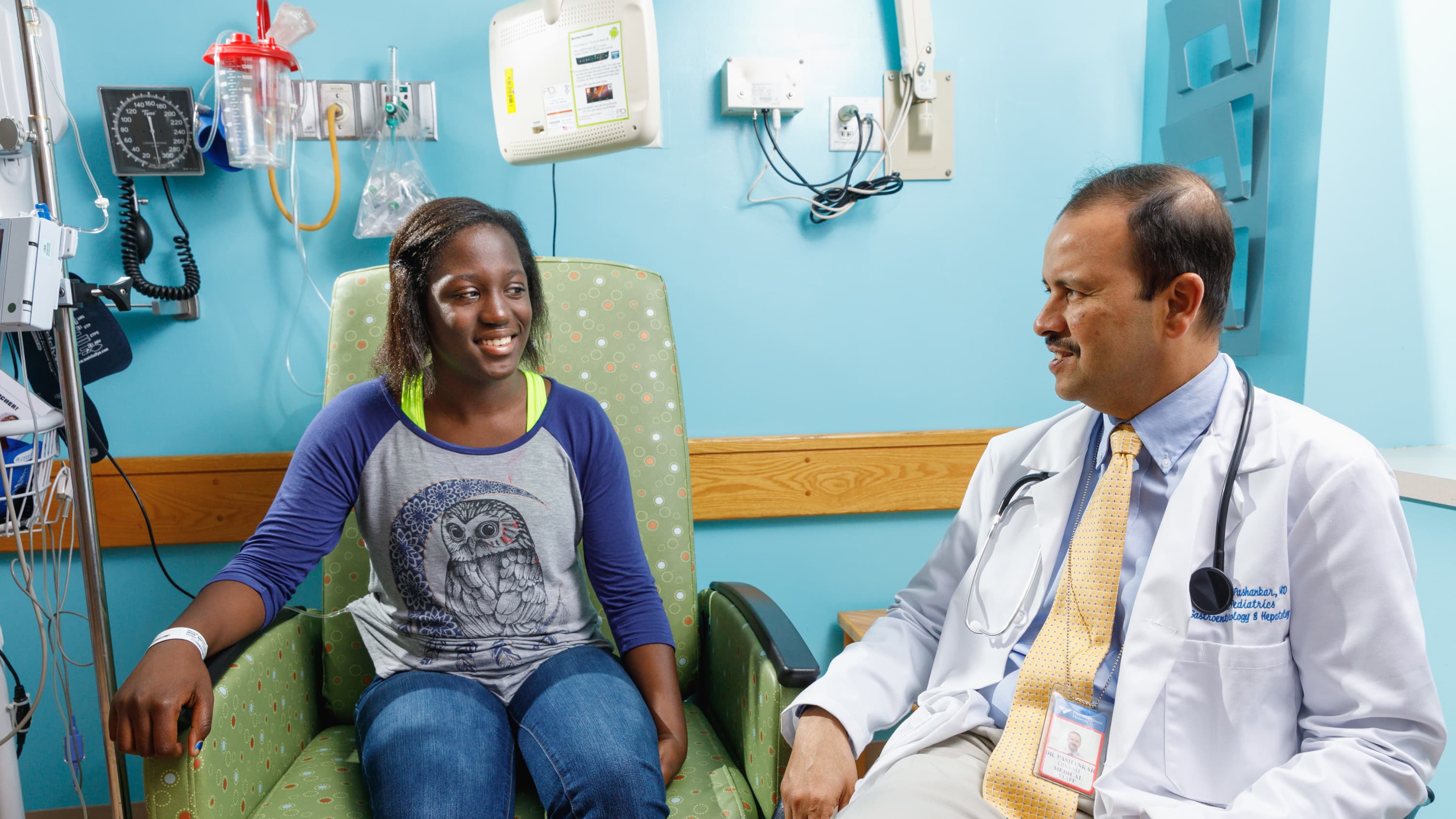 Doctor talks with a teenage patient who could have ulcerative colitis.