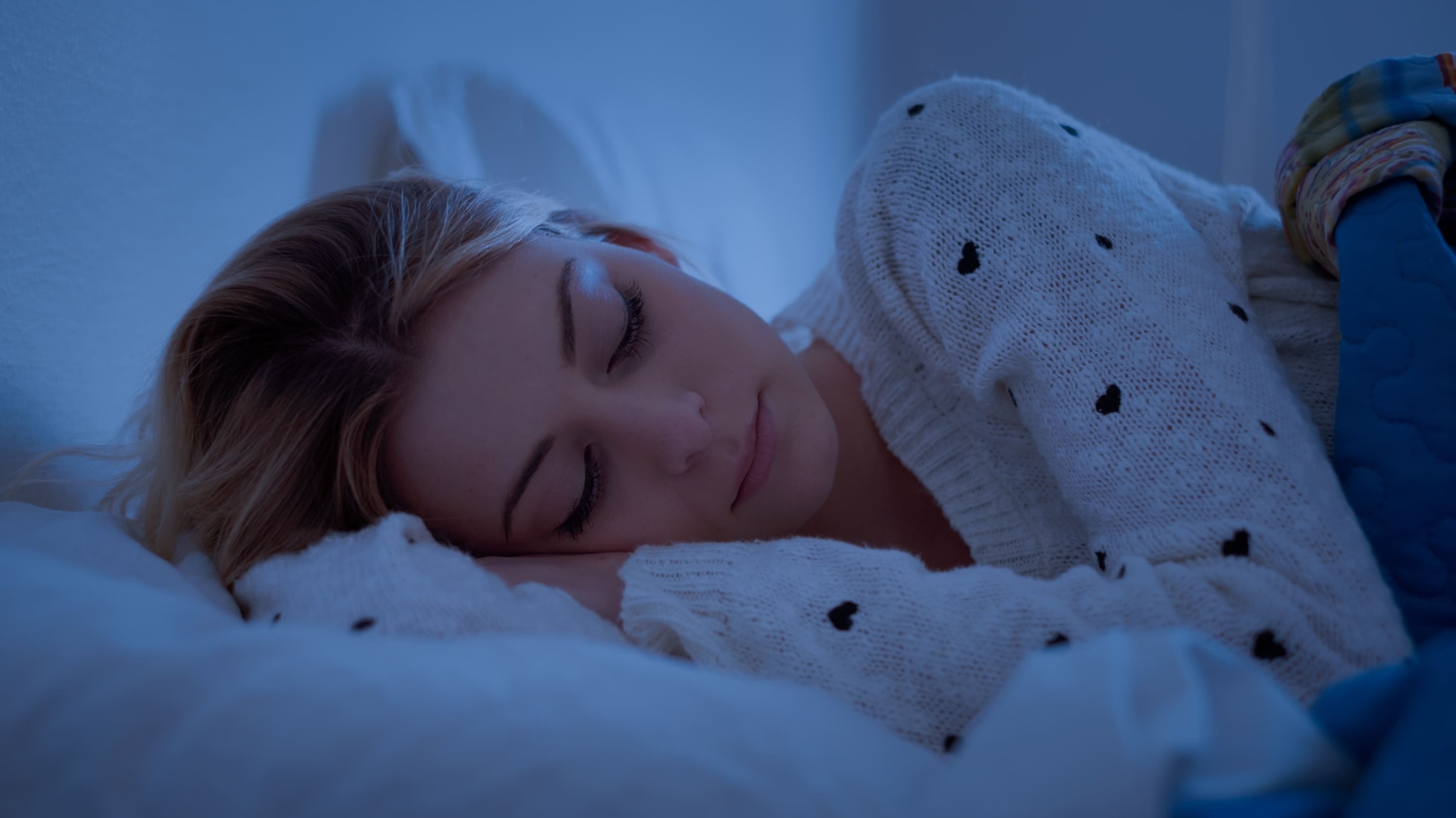 woman sleeping, suffering from parasomnias