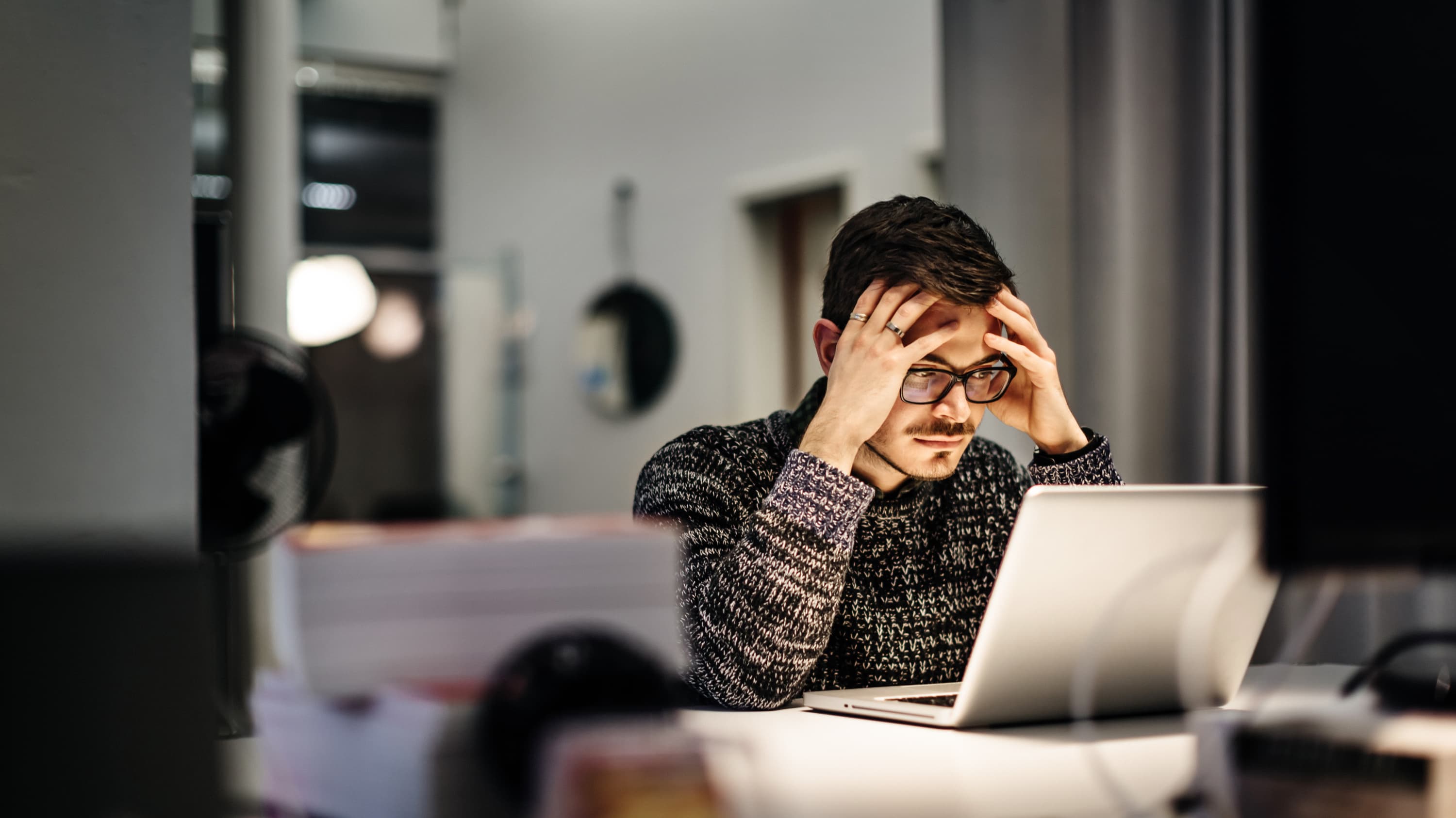 man having difficulty concentrating because of long COVID brain fog