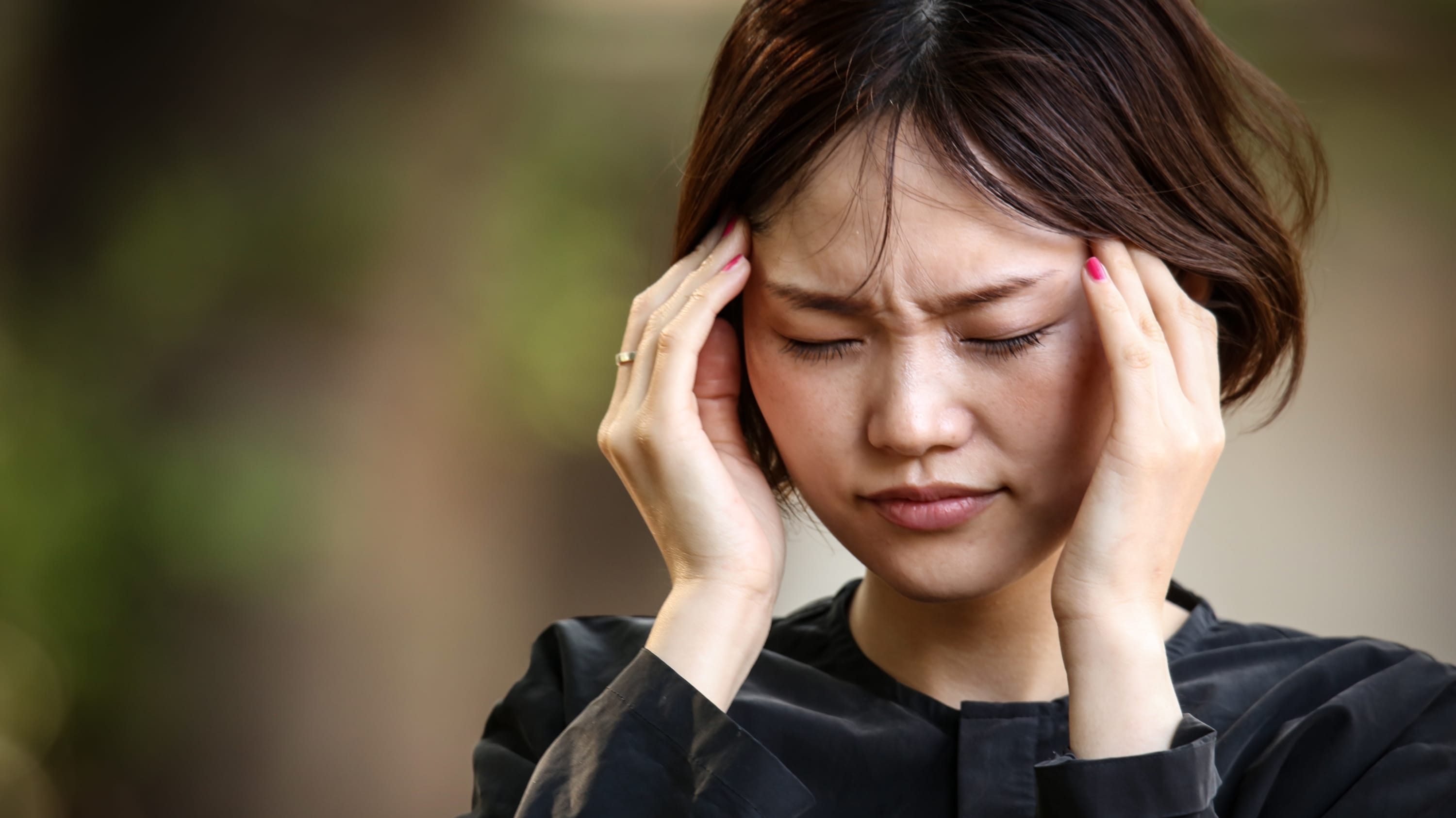 woman experiencing a migraine