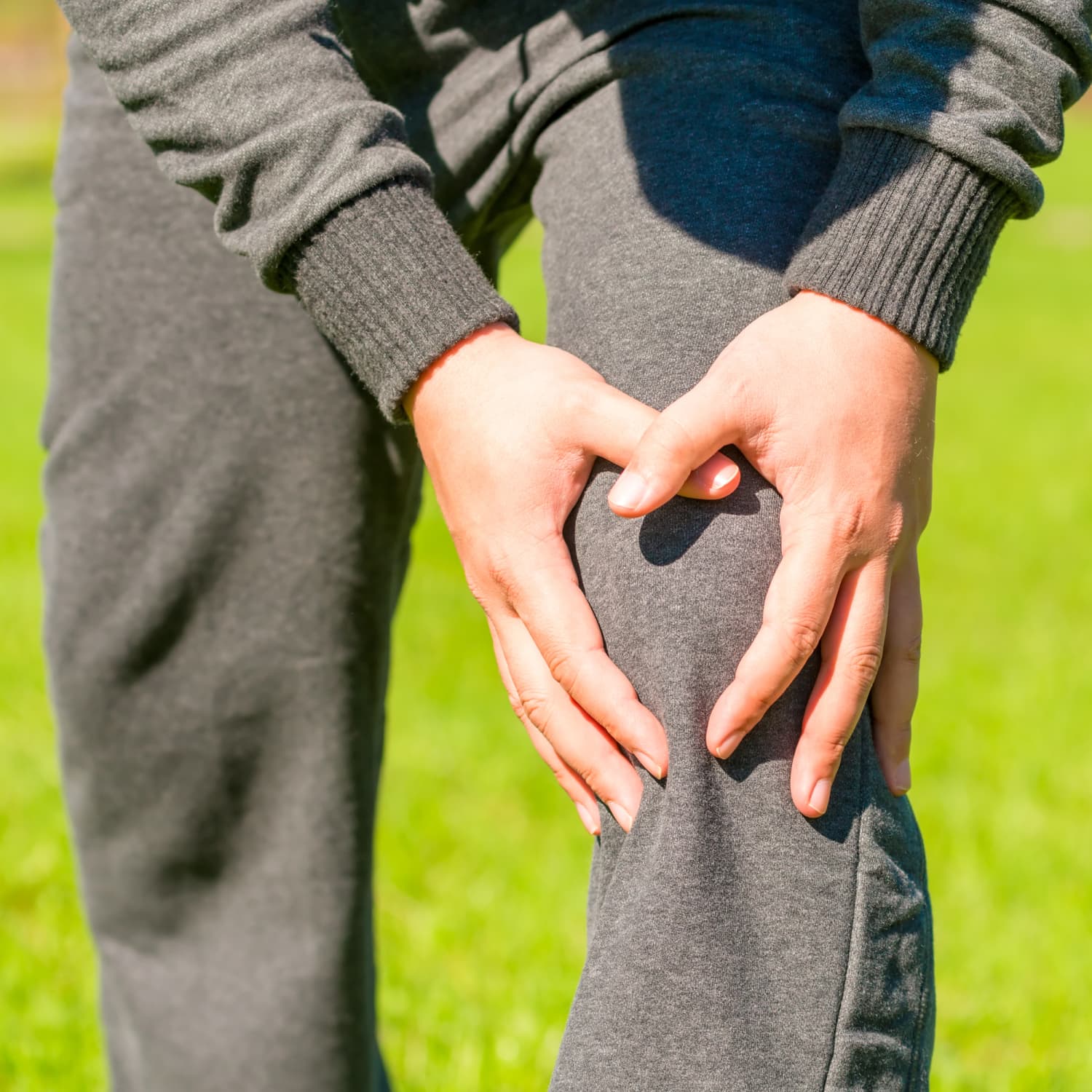 My kneecap feels loose sale