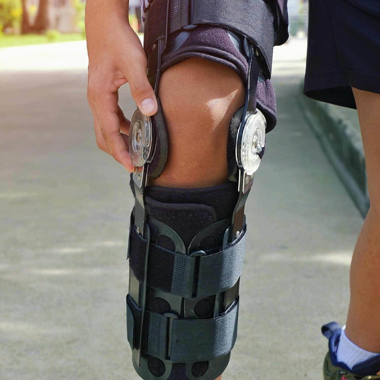 Surgery patient has knee brace removed after failing to cover cost, Spain
