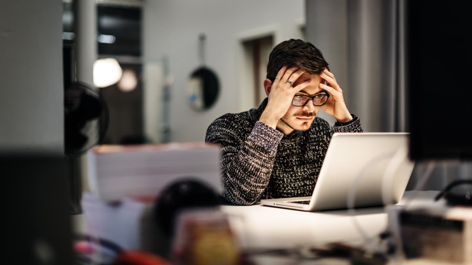 man having difficulty concentrating because of long COVID brain fog