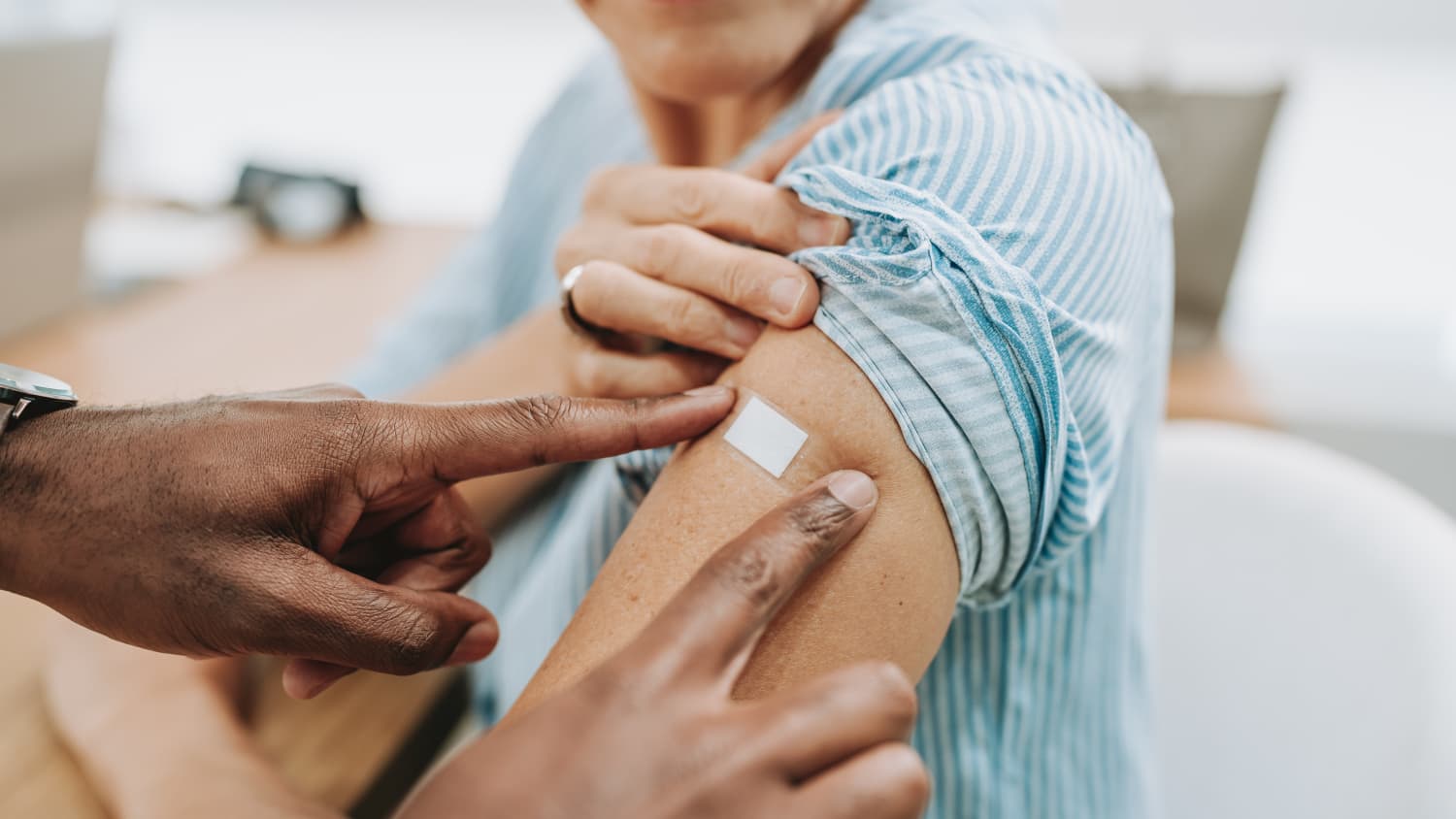 older woman getting pneumococcal vaccine for pneumonia