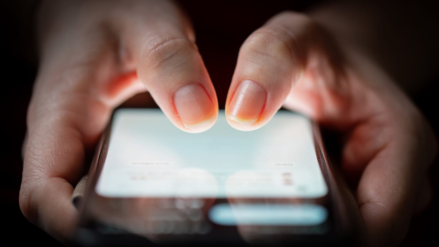 person with thumb arthritis from overuse from texting