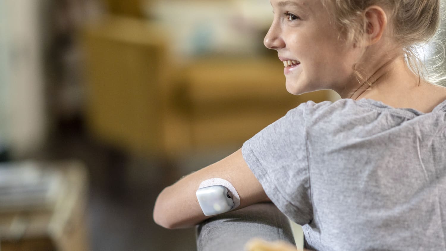 child receiving insulin, managing her diabetes