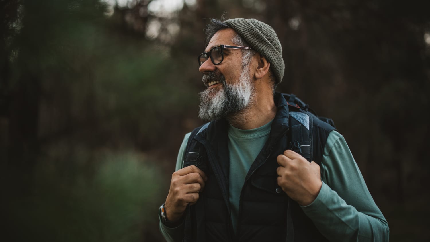 man hiking after recovering from hip replacement surgery