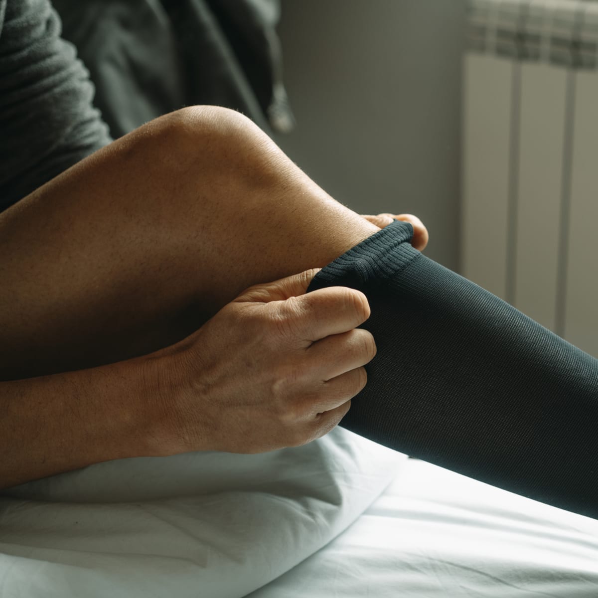 Ankle to thigh compression sleeve clearance