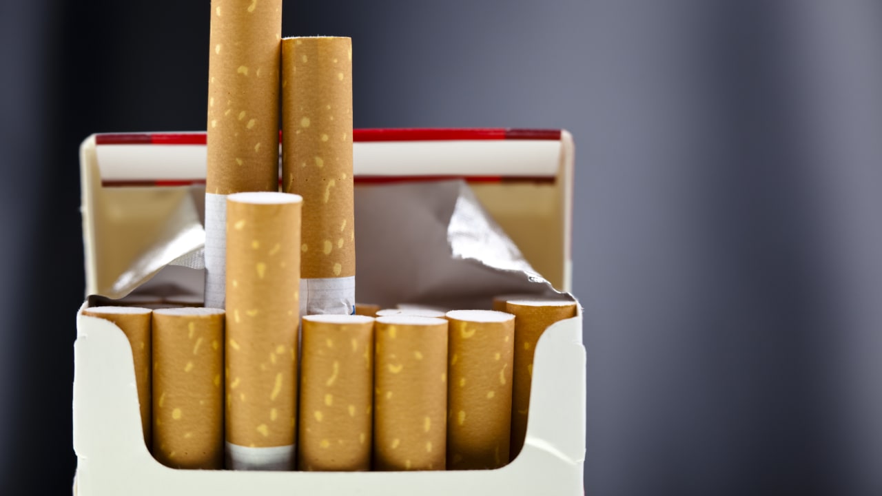 what does e cigarettes contain Vaping: How E-cigs Work (Infographic)