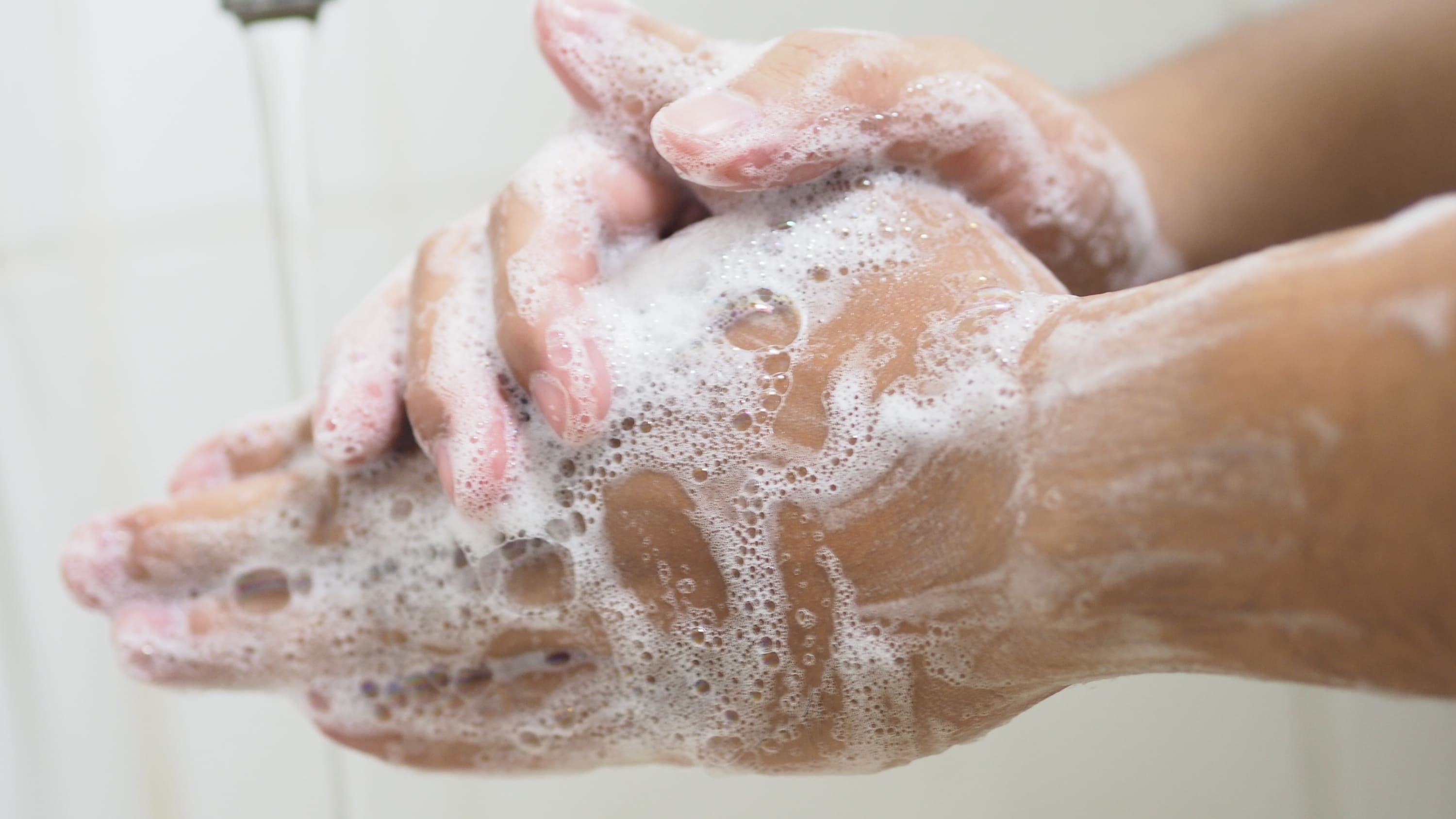 washing hands to prevent spread of COVID-19